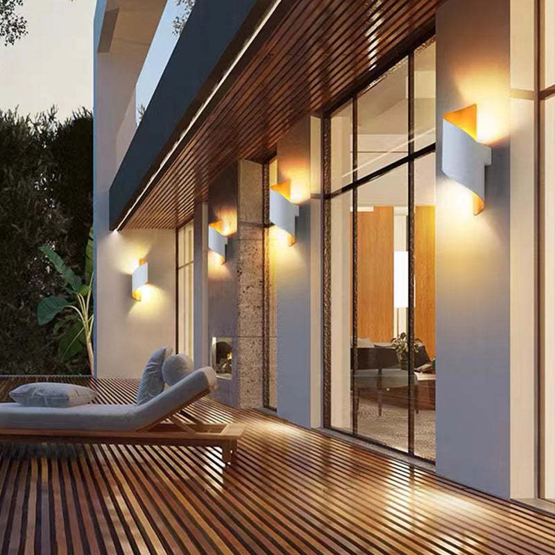 Orr LED Væglampe | Spiraldesign | Hvid/Sort | Indendørs Metal | Moderne Stil | Effektfuldt Lys | Ideel til Stue og Gang | IP20 Beskyttelse