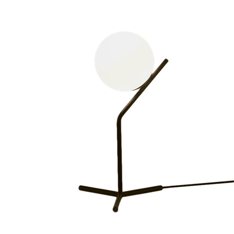 GlobeGlow | Stilfuld bordbelysning | Industrielt design | Hvid glaskugleskærm | Sort base | LED-kompatibel | Soveværelse og arbejdsværelse