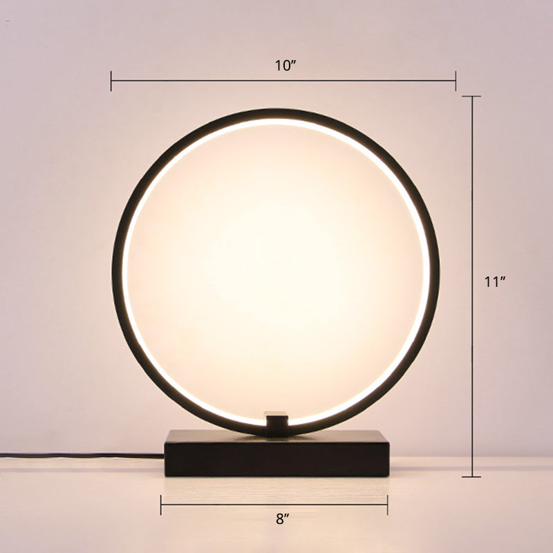 Minimalistisk C-formet LED-lampe | Justerbar lysintensitet | Aluminum design | Sort, hvid, træ | 38,1 cm høj | Dansk