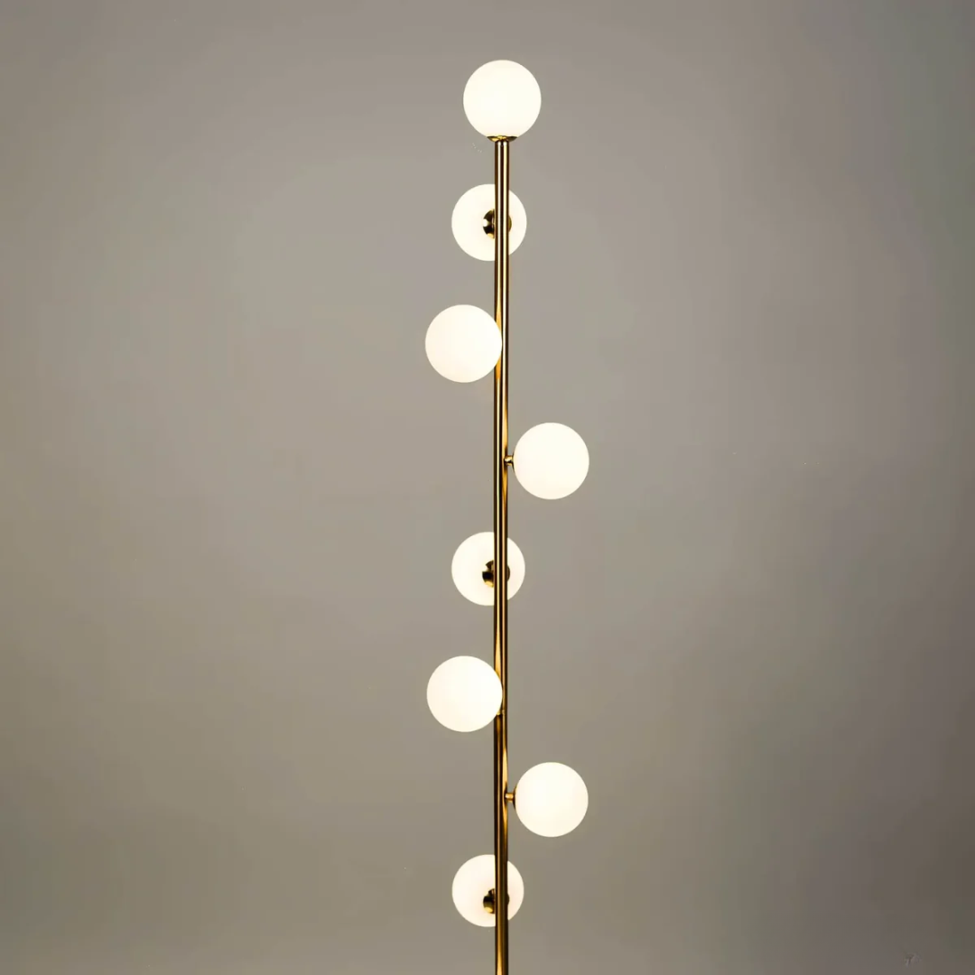 Elivaro | Moderne Gulvlampe m. LED Lys | Slankt Design i Guld/Sort | Glasdetaljer | Effektiv Belysning | Holdbar Konstruktion | Stilfuld Elegance til