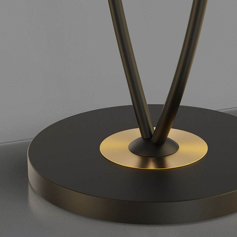 Felarno | Moderne Designer Gulvlampe | Minimalistisk Bueformet Design | Stilfuld Dekor | Høj Kvalitet Materiale | Effektiv Belysning | Elegant og