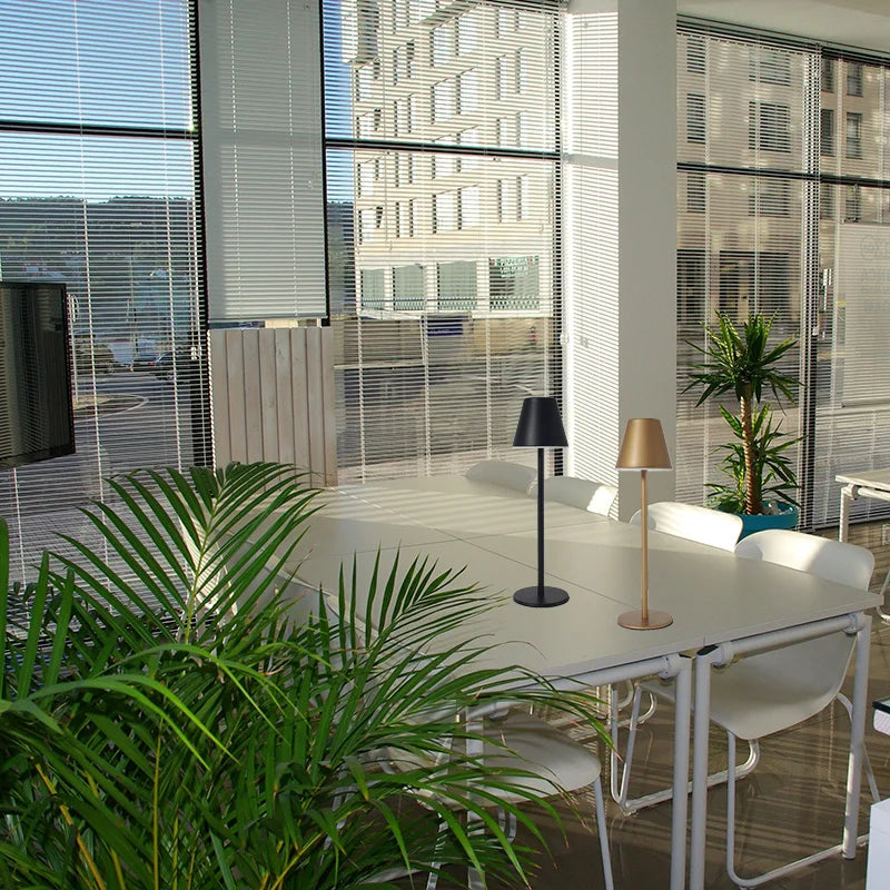 LumiGlide | Trådløs LED Lampe | Genopladelig | Justerbar lysstyrke | Jern og akryl | USB-opladning | 35x10 cm | Ideel til hjem og