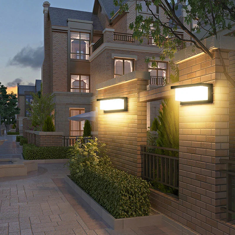 Solcelledrevet væglampe | Luksuriøst design | Vejrbestandig aluminiumsramme | Energieffektiv belysning til udendørsområder | Elegant stil til have og