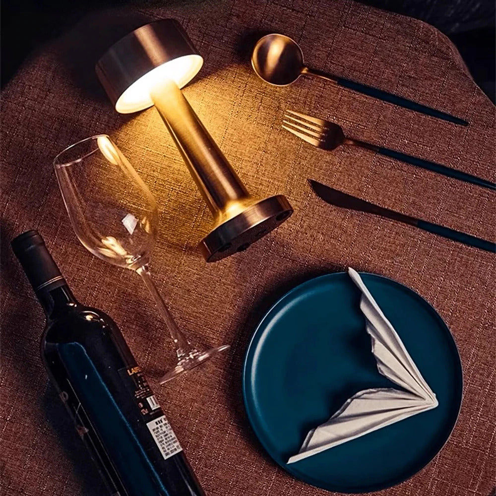 LED | Trådløs Bordlampe | Batteridrevet | Korrosionsbestandig Aluminiumslegering | Op til 25 Timers Lys | Skridsikker Base | Fås i Chrome, Gold og