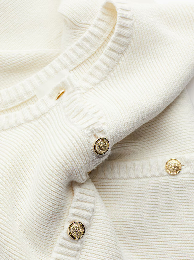 Belle Couture | Liv Kjole | Kort Figursyet Ribstrikket Design | Rund Halsudskæring & Metalknapper | Sorte Dekorative Brystlommer | Subtilt Svajet