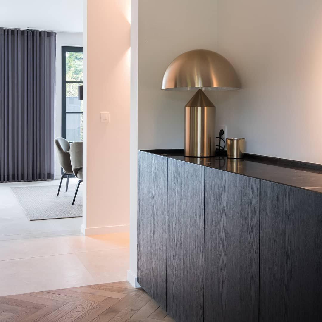 Luna | Metalbordlampe | Moderne Design | Justerbar | Elegance Til Hjemmet | Skrivebord | Natbord | Holdbare Materialer | Forskellige Størrelser