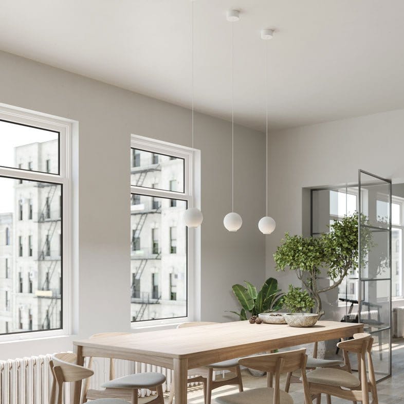 Moderne loftslampe | Kunstnerisk design | Subtil belysningsløsning | Stilfuldt ophæng | Passer til højt til loftet | Luksuriøs finish | Funktionel og