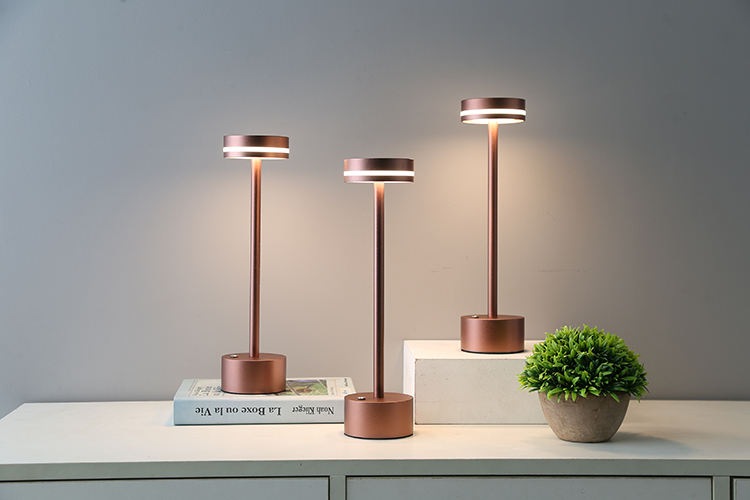 LuxeLight af Luminoir | Trådløs bordlampe i aluminium | Justerbar lysstyrke | Genopladeligt batteri | Elegant og funktionelt design | CE, CSA, FCC