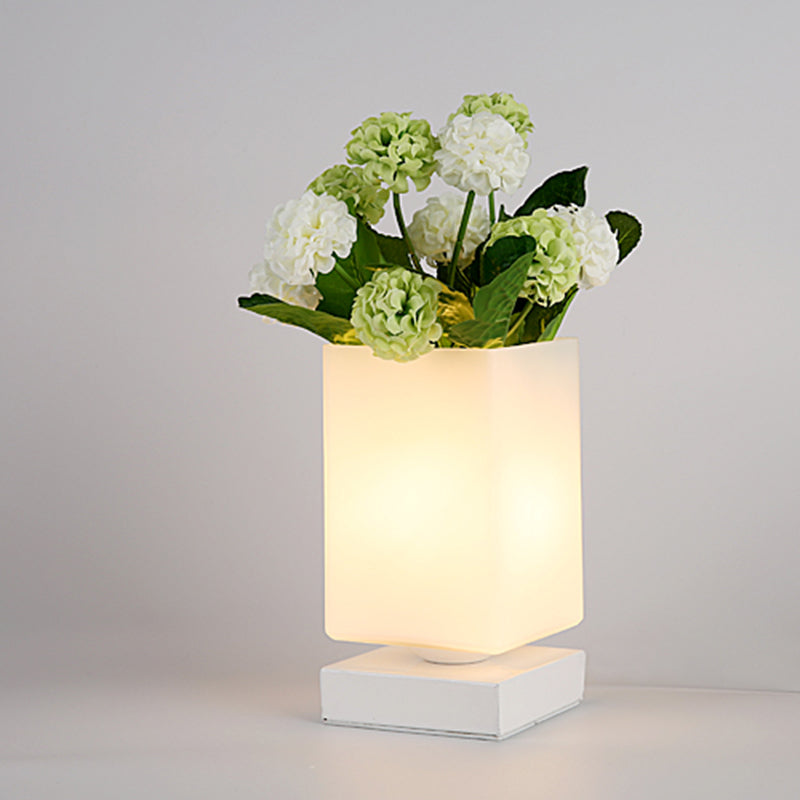 Luna | Glaslampe | Art Deco | Blomsterdesign | Natlys | Hvid | 220V | Soveværelse | E26/E27 | LED/Glødepære | Romantisk