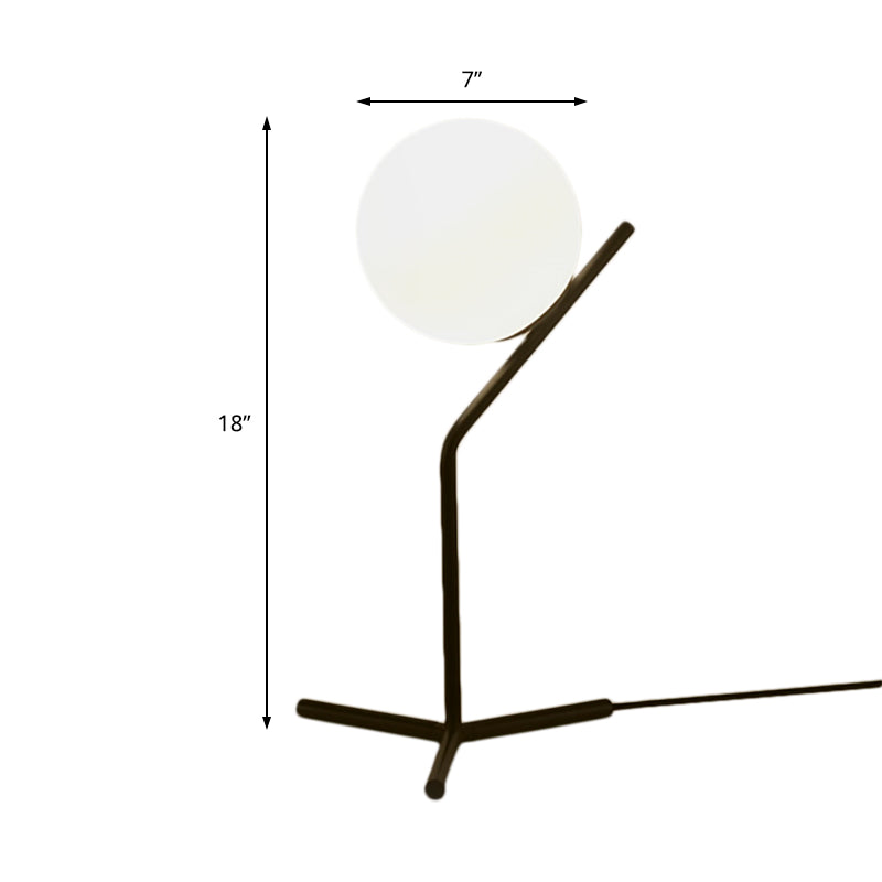 GlobeGlow | Stilfuld bordbelysning | Industrielt design | Hvid glaskugleskærm | Sort base | LED-kompatibel | Soveværelse og arbejdsværelse