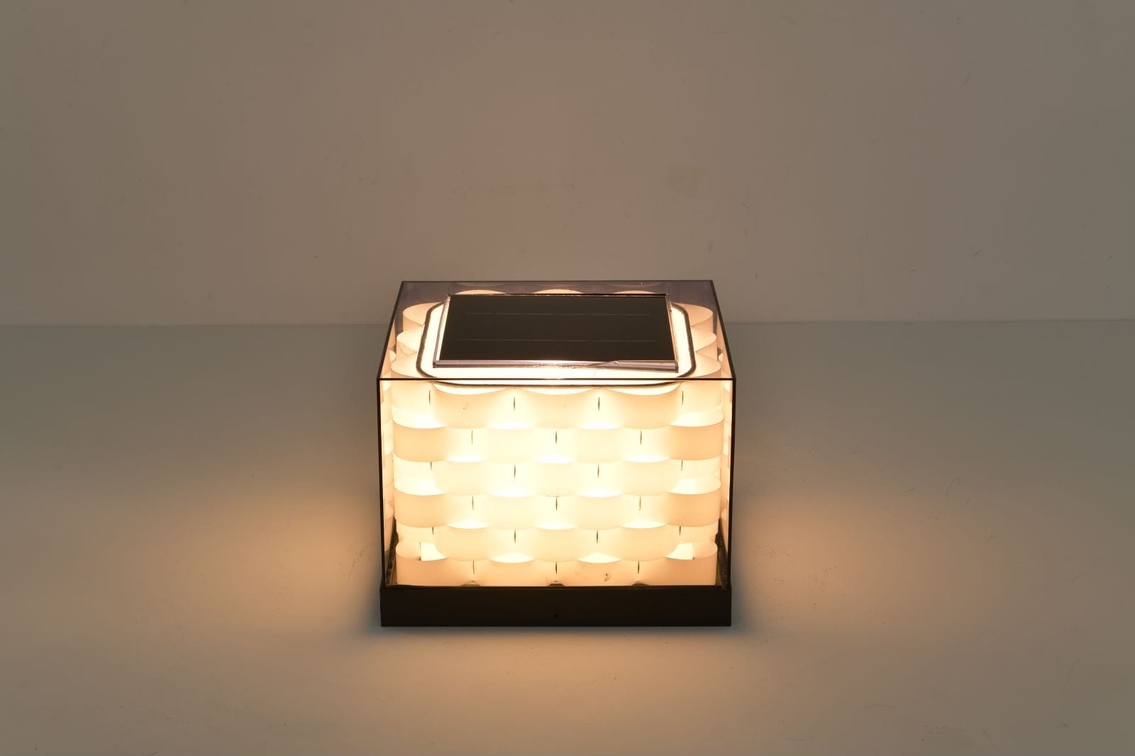 Udendørs Lampe | Solenergi-LED | Kubisk Flettedesign | Nem Installation | Hvid | 15x15x20 cm | Automatisk