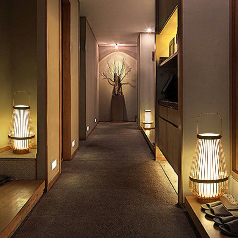 Kurvet Naturlig Bambuslampe | Orientalsk Trædesign | Perfekt Til Soveværelse og Stue | Beige Skærm | LED-Kompatibel | Unik Håndlavet