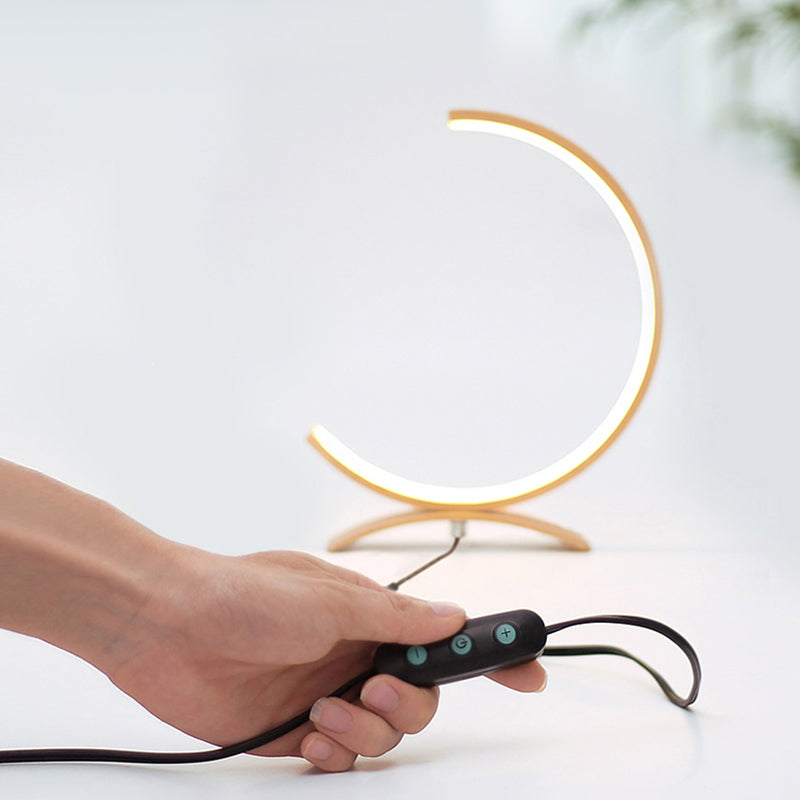 Minimalistisk C-formet LED-lampe | Justerbar lysintensitet | Aluminum design | Sort, hvid, træ | 38,1 cm høj | Dansk