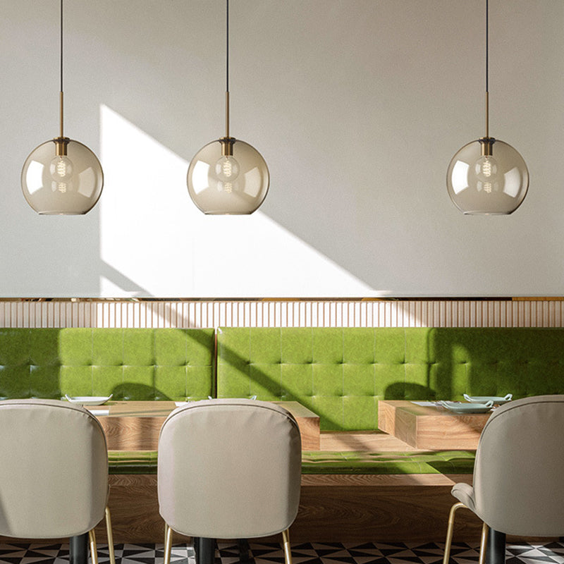 Emma Pendel | Cognacglas | Justerbar Kæde | Moderne Glasdesign | Høj Kvalitet | Elegant Design | LED Kompatibel | Rund Form | Til Spisestue | Lun