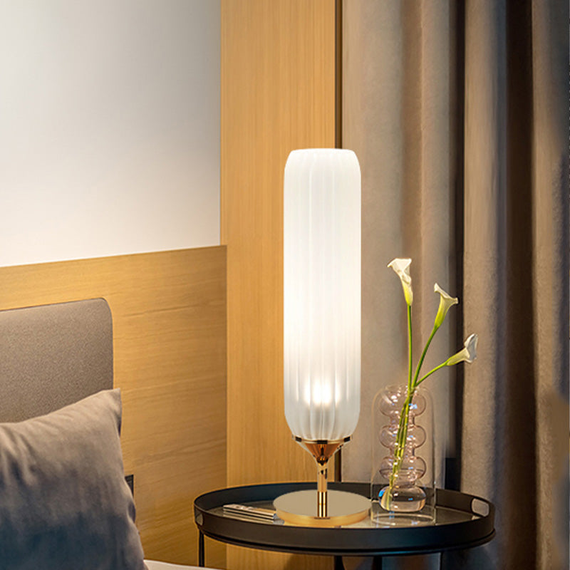 LED-bordlampe | Moderne design | Højde 46-51 cm | Guldmetalbund | Ribbet hvid glasskærm | GU10 sfærebase | Effektiv LED-lys | Til soveværelse eller