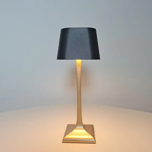 LumiSquare | Moderne LED-bordlampe med USB | Firkantet design | Justerbar lysstyrke | Aluminium | Kompakt og stilfuld | Ideel til skrivebord eller