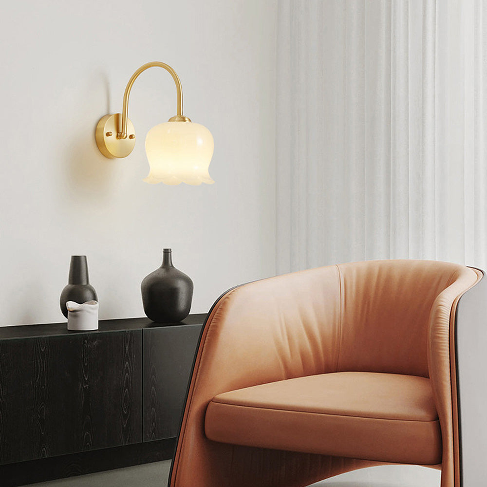 Fransk inspireret vægbelysning | Blomstermotiv glasdesign | Hvid og krom finish | D26cm x H10cm | Stilfuld indretning | CE/UL certificeret | Tør