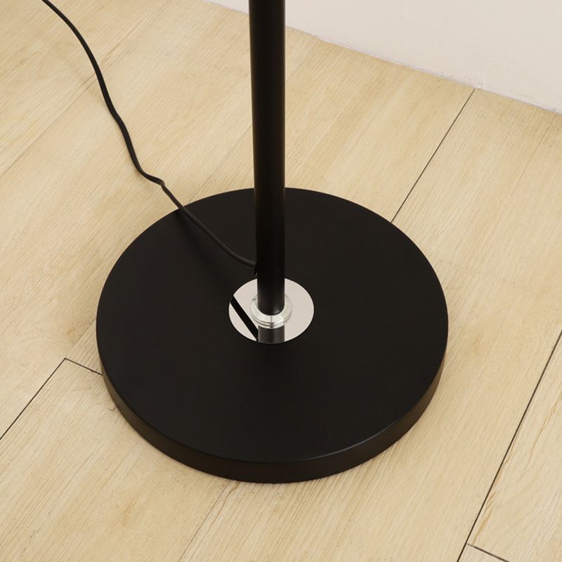 Calvianne | Moderne gulvlampe | Stilfuldt design | Robust konstruktion | Kvalitetsmaterialer | Fremragende belysning | Minimalistisk indretning