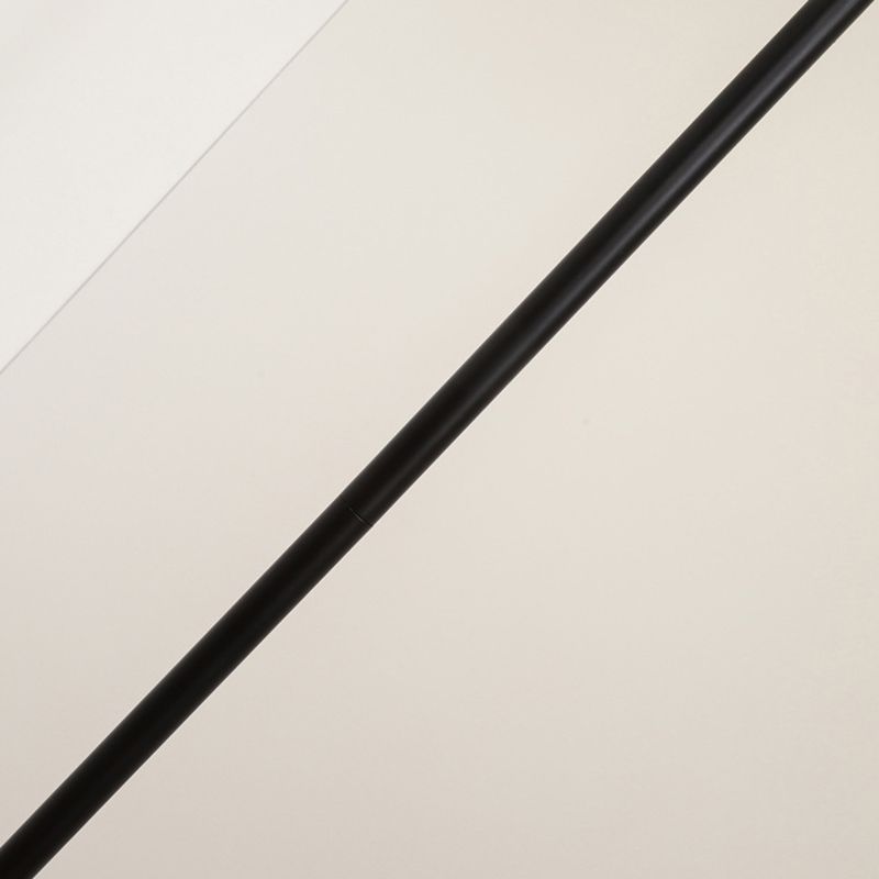 Calvianne | Moderne gulvlampe | Stilfuldt design | Robust konstruktion | Kvalitetsmaterialer | Fremragende belysning | Minimalistisk indretning