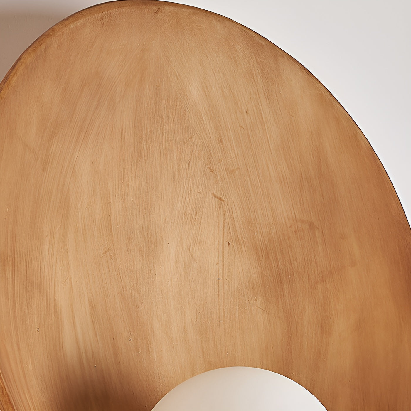 Hvid Perle Væglampe | Wabi-Sabi Design | Matteret Glas | Træ- og Harpiksbase | LED Kompatibel | Elegant Belysning | Nem Installation | Indendørs Brug