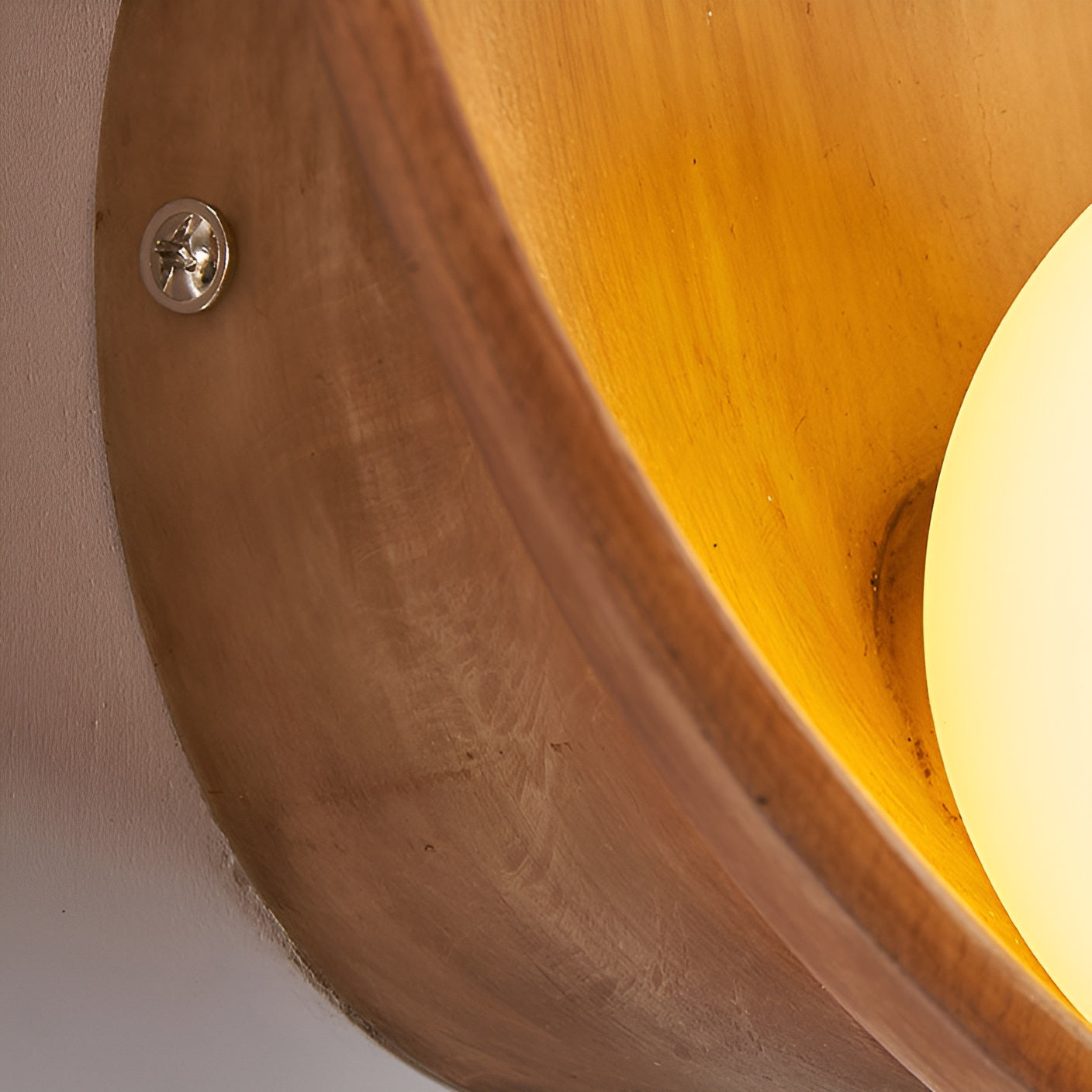 Hvid Perle Væglampe | Wabi-Sabi Design | Matteret Glas | Træ- og Harpiksbase | LED Kompatibel | Elegant Belysning | Nem Installation | Indendørs Brug