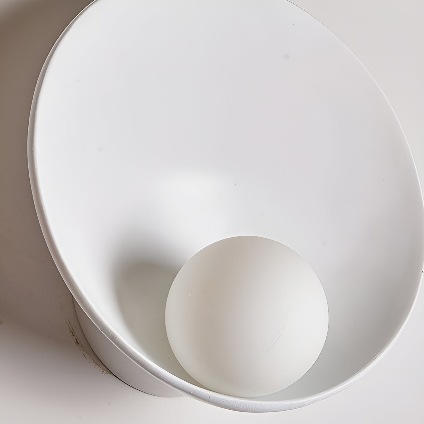 Hvid Perle Væglampe | Wabi-Sabi Design | Matteret Glas | Træ- og Harpiksbase | LED Kompatibel | Elegant Belysning | Nem Installation | Indendørs Brug