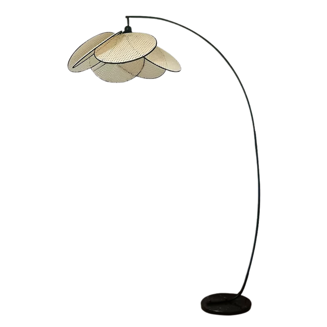 RattanLuxe | Elegant buegulvlampe | Stilfuldt design med rattanskærm | Moderne metalramme | Indendørs belysning | Passer perfekt til stue,