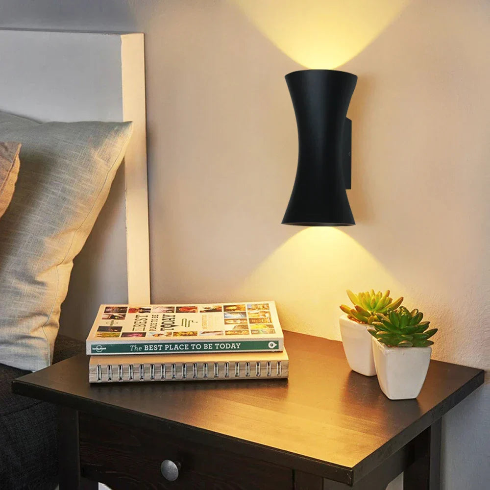 AquaShield | Udendørs vægbelysning | Aluminiumsdesign | IP65 vandtæt | 12W LED lys | Sort moderne stil | Nem installation | Robust konstruktion