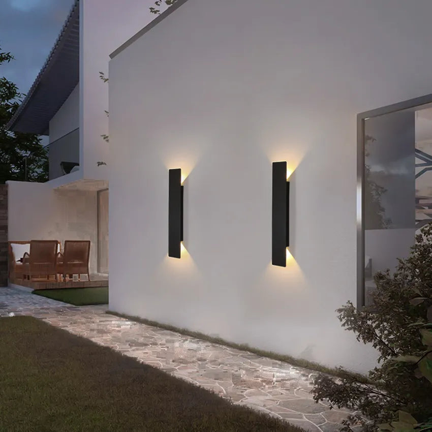RainLight | Vejrbestandig udendørs væglampe | Aluminiumskonstruktion | Moderne og elegant design | IP65 beskyttelse | Nem installation | Ideel til