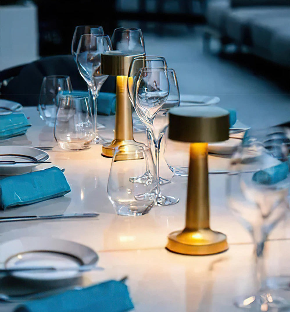 LED | Trådløs Bordlampe | Batteridrevet | Korrosionsbestandig Aluminiumslegering | Op til 25 Timers Lys | Skridsikker Base | Fås i Chrome, Gold og