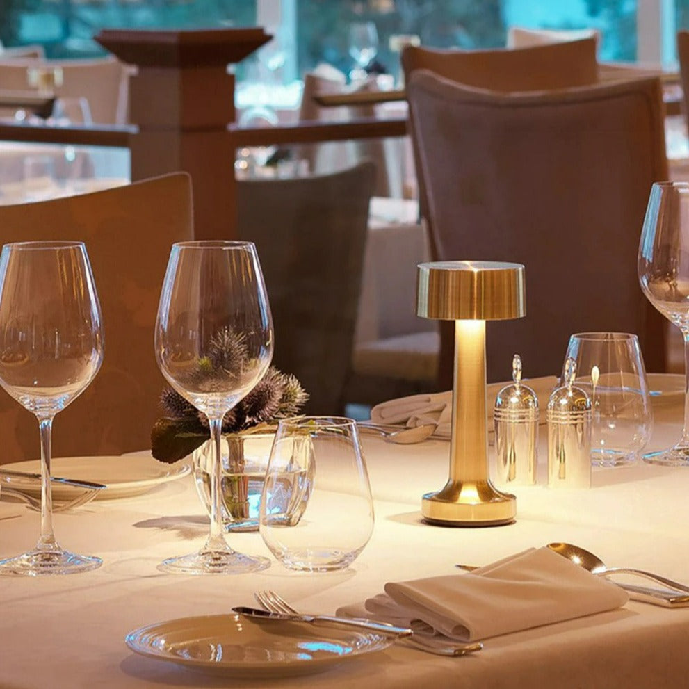 LED | Trådløs Bordlampe | Batteridrevet | Korrosionsbestandig Aluminiumslegering | Op til 25 Timers Lys | Skridsikker Base | Fås i Chrome, Gold og