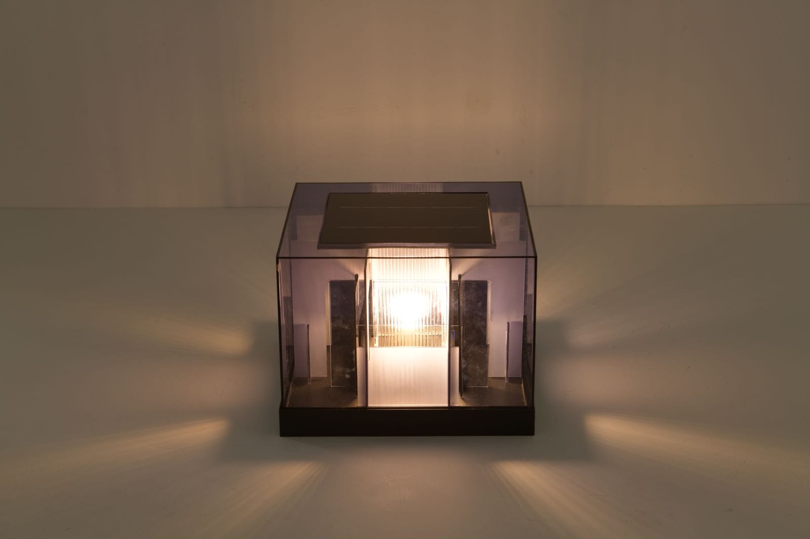 Cubex Gleam | Udendørs Solcellelampe | Elegant Design | Sort | Slidstærk og Energiøkonomisk | 20x20x25 cm | Automatik til