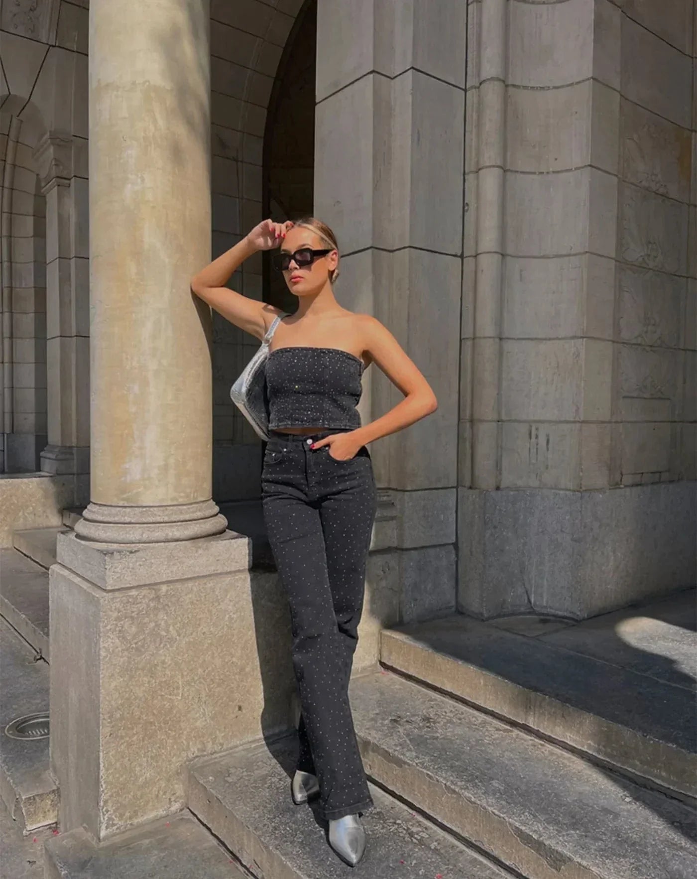 Sort Jeans med Glitrende Diamantdetaljer | Komfortabel Lige Pasform | Elegant og Chic Look | Hverdags- og Festtøj | Højkvalitets