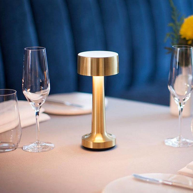 LED | Trådløs Bordlampe | Batteridrevet | Korrosionsbestandig Aluminiumslegering | Op til 25 Timers Lys | Skridsikker Base | Fås i Chrome, Gold og